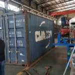 Sitio de carga de la máquina para fabricar bandejas de manzanas.