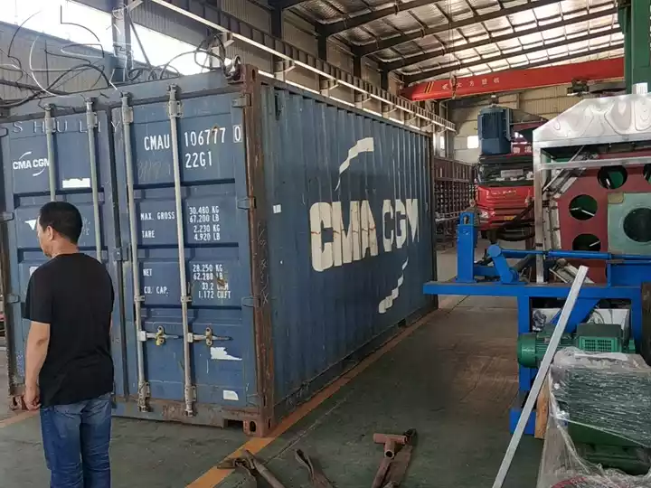 Sitio de carga de la máquina para fabricar bandejas de manzanas.