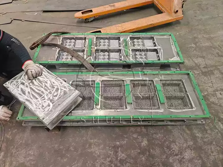 Линия обработки яичных лотков SL-3*4 отправлена в Россию для снижения затрат на импорт 2 Формы для ящиков для яиц