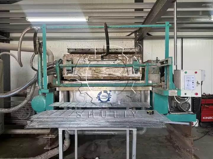 Automatic egg tray making machine