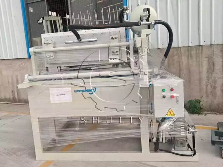 Egg tray molding machine